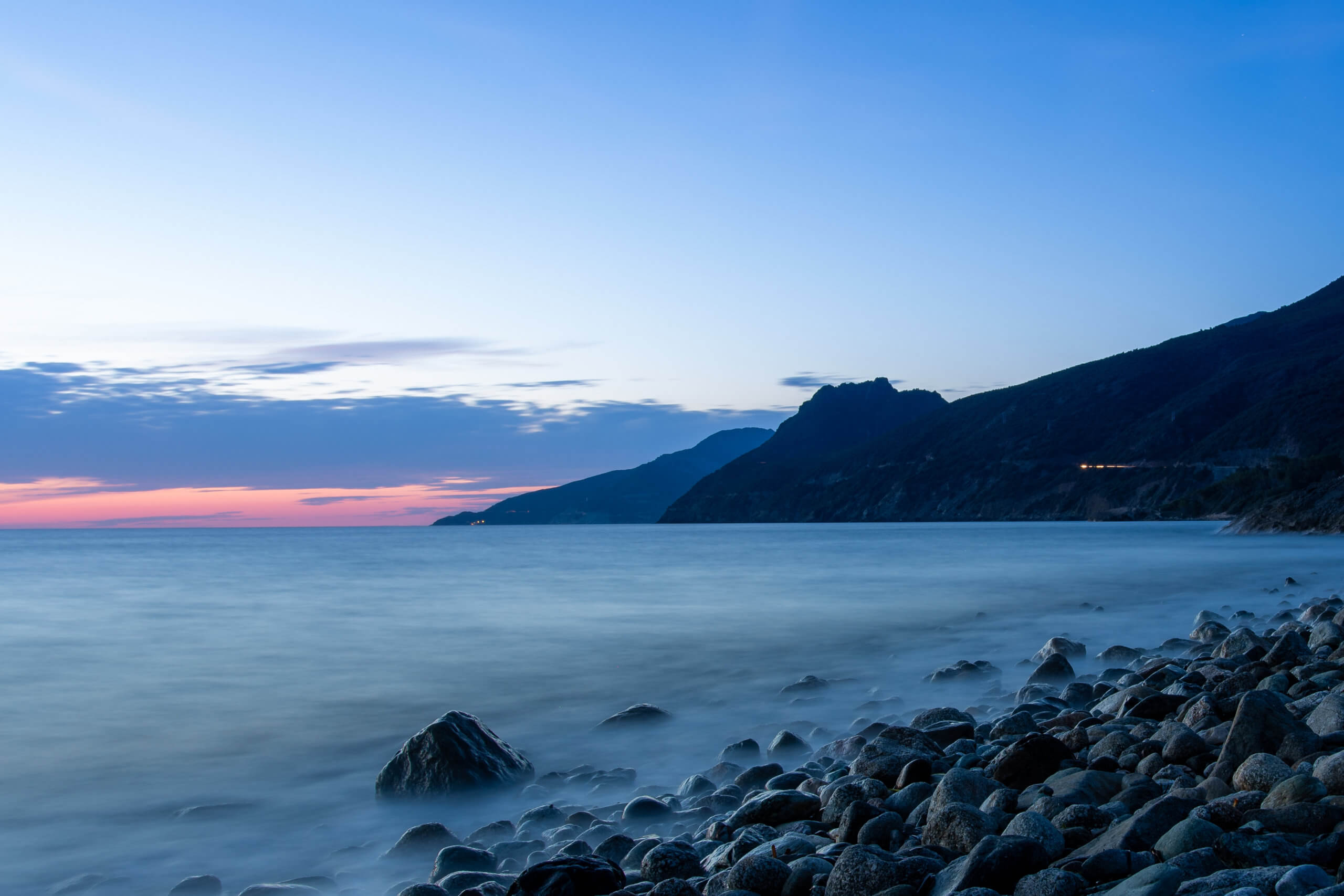 pose longue sur le cap corse à l'heure bleue